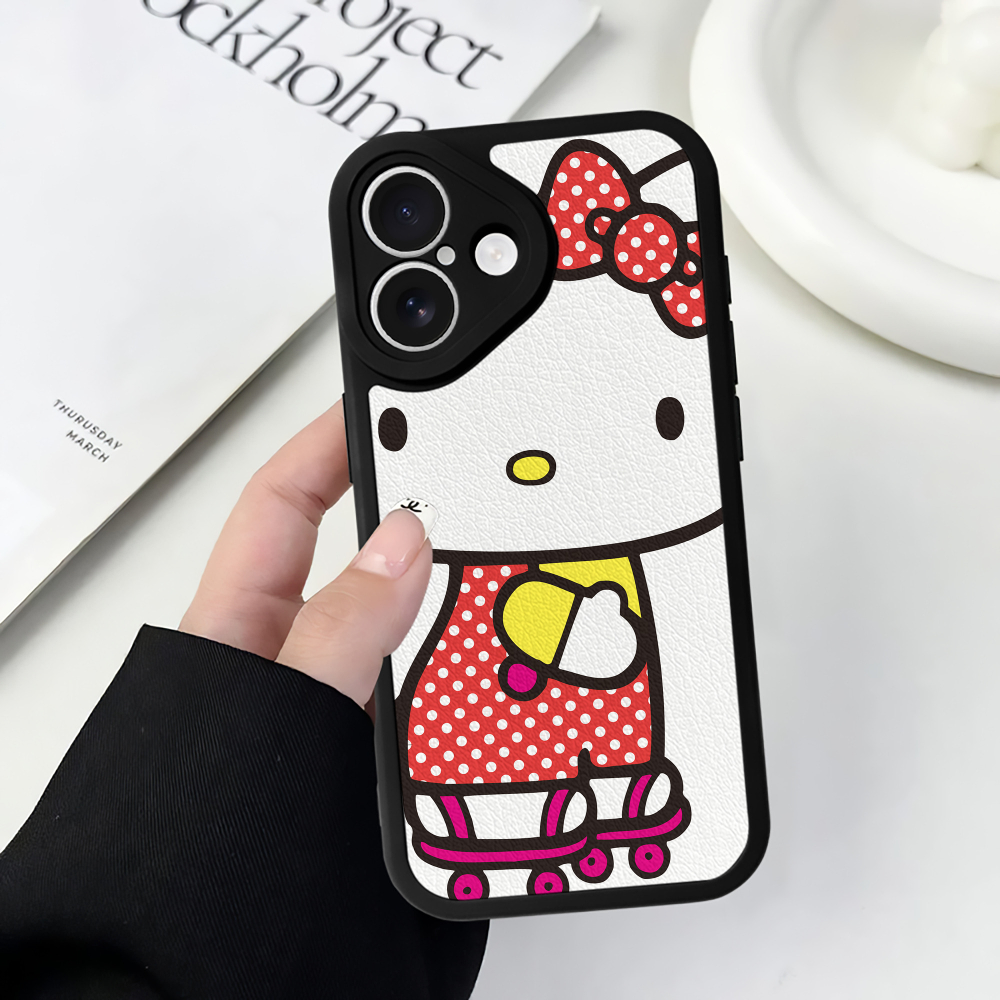 （画像用） Hello Kitty ハローキティ 【iPhone 16シリーズ対応】シリコンスマホケース（レザー調） 材質：シリコン